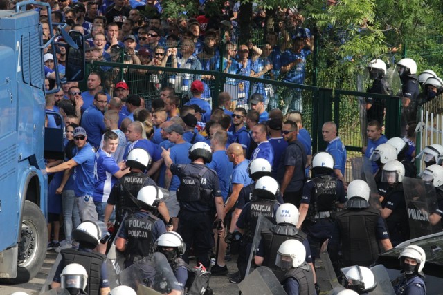 Kibice Ruchu Chorzów pod stadionem Szombierek Bytom

Zobacz kolejne zdjęcia. Przesuwaj zdjęcia w prawo - naciśnij strzałkę lub przycisk NASTĘPNE