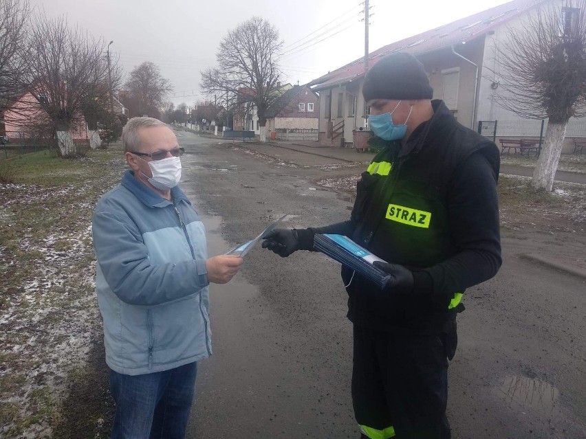 Strażacy z OSP Czarnowo pomagają w walce z pandemią. W...