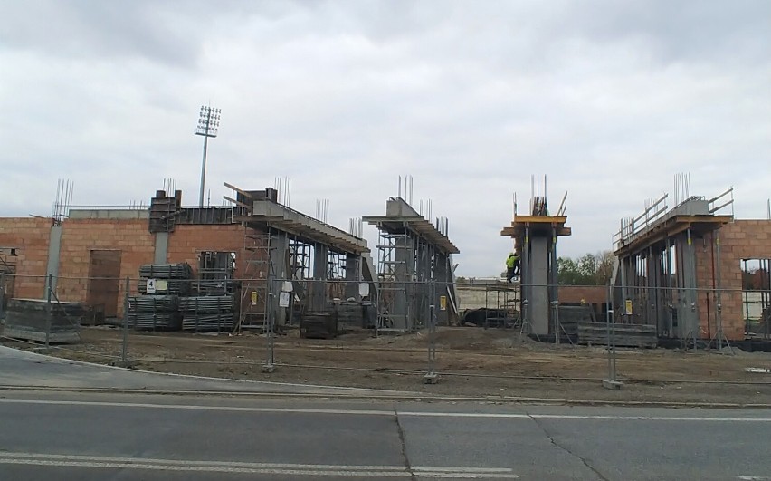 Nowy Sącz. Klątwa stadionu Sandecji. Czy prace przy budowie trybuny głównej powinny były zostać wstrzymane?