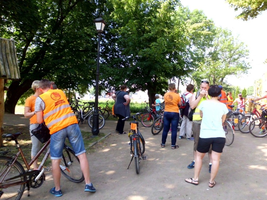 Rowerami zwiedzali najbliższą okolicę, czyli "Odjazdowy Bibliotekarz" w Łęczycy