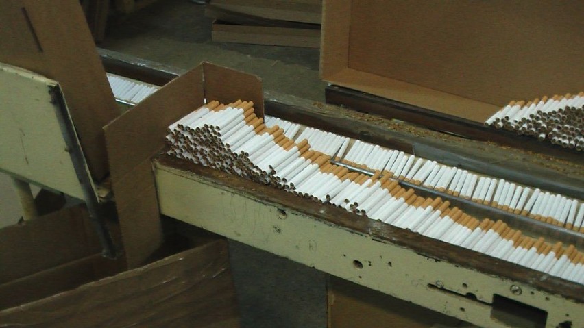 SG zlikwidowała nielegalną fabrykę papierosów w Piotrkowie....