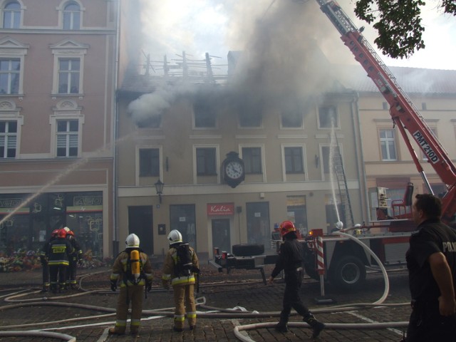 Pożar dachu kamienicy w Chełmnie wybuchł przed g. 16. Trzy osoby ewakuowano z budynku, jedna z nich jest poszkodowana - potruła się dymem. Na miejscu działa 12 zastępów straży pożarnej. 

