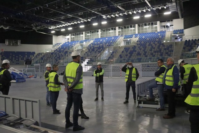 Komisja do spraw budowy Radomskiego Centrum Sportu zwiedziła w środę halę sportową przy ul. Struga 63. Obiekt jest już na finiszu i trzeba przyznać, że robi wrażenie. Duży, nowoczesny, spełniający wszelkie standardy rozgrywek siatkarskich, czy koszykarskich na najwyższym szczeblu. Jak się dowiedzieliśmy, praktycznie wszystkie prace, jakich wymagała straż pożarna, aby obiekt odebrać, zostały już wykonane. MOSIR czeka teraz tylko na specjalistyczną pompę do uruchomienia systemu przeciwpożarowego. Zostanie ona z fabryki wysłana 29 września. Jej montaż oraz testowanie to kwestia kilku dni. Jest nadzieja, że hala będzie gotowa do odbiorów w połowie października. 

ZOBACZ NAJNOWSZE ZDJĘCIA Z HALI ===>>> 