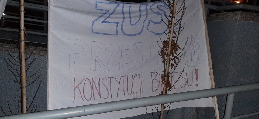 Sprzed opolskiego ZUS-u banery zostały usunięte tuż po tym,...