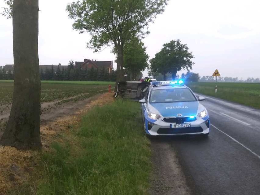 Dachowanie seicento w powiecie radziejowskim. Kierująca 68-latka trafiła do szpitala [zdjęcia]