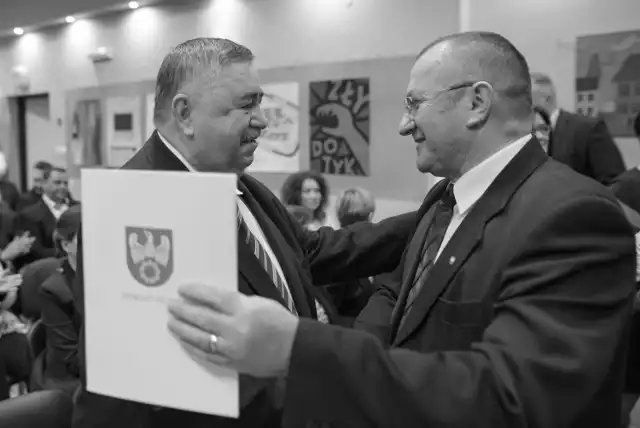 Tadeusz Dąbrowski podczas nadzwyczajnej sesji Rady gminy Miasteczko Krajeńskie w 2017 roku