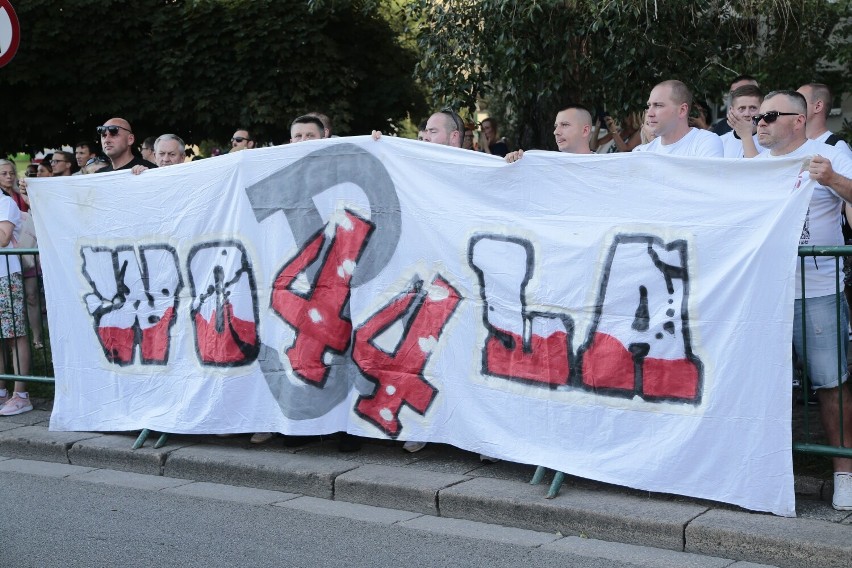 Marsz Pamięci śladami Rzezi Woli. Mieszkańcy Warszawy oddali hołd ofiarom cywilnym Powstania Warszawskiego