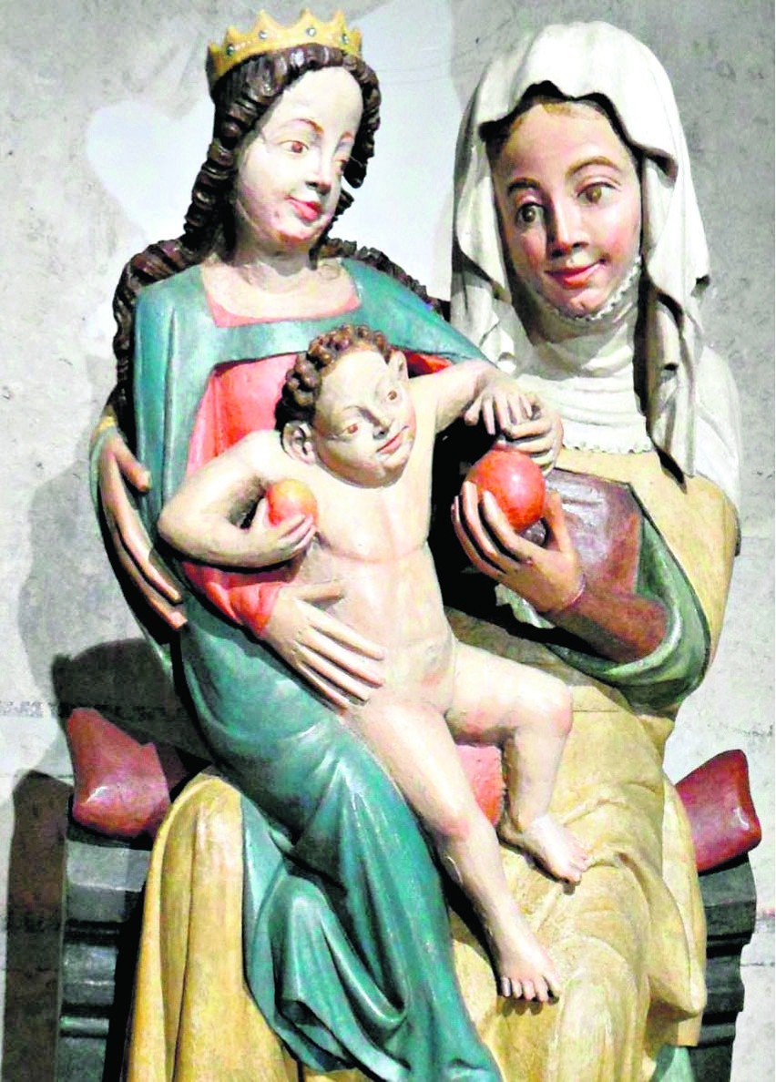 Rzeźbę Świętej Anny Samotrzeć można oglądać w żywieckim...