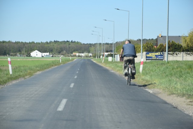 Chociaż ścieżek rowerowych w naszej gminie nie brakuje, wciąż są takie szlaki, gdzie rowerzyści nie mogą czuć się bezpiecznie