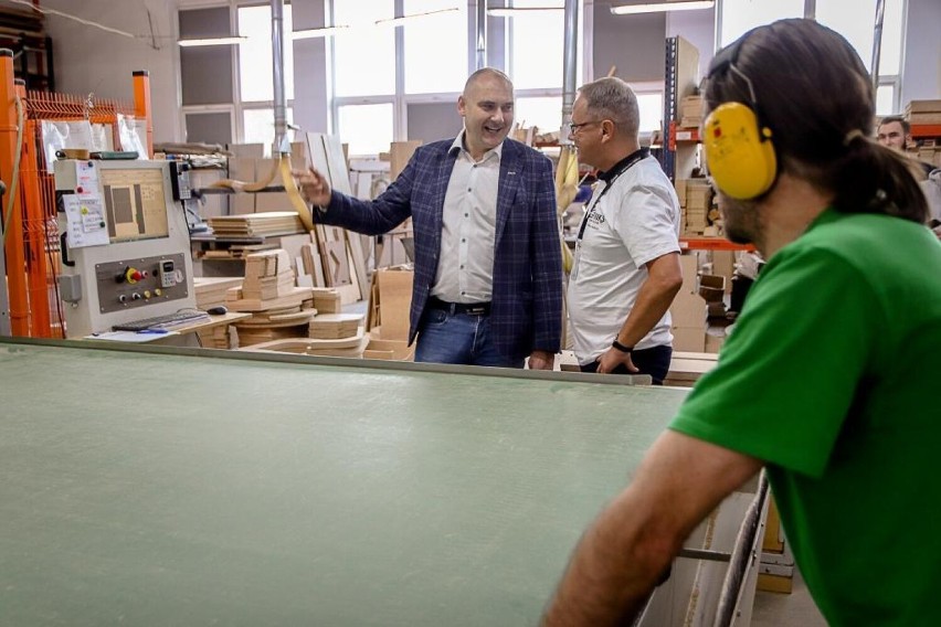  Prezydent Starogardu Gdańskiego kontrolował jakość mebli ZDJĘCIA