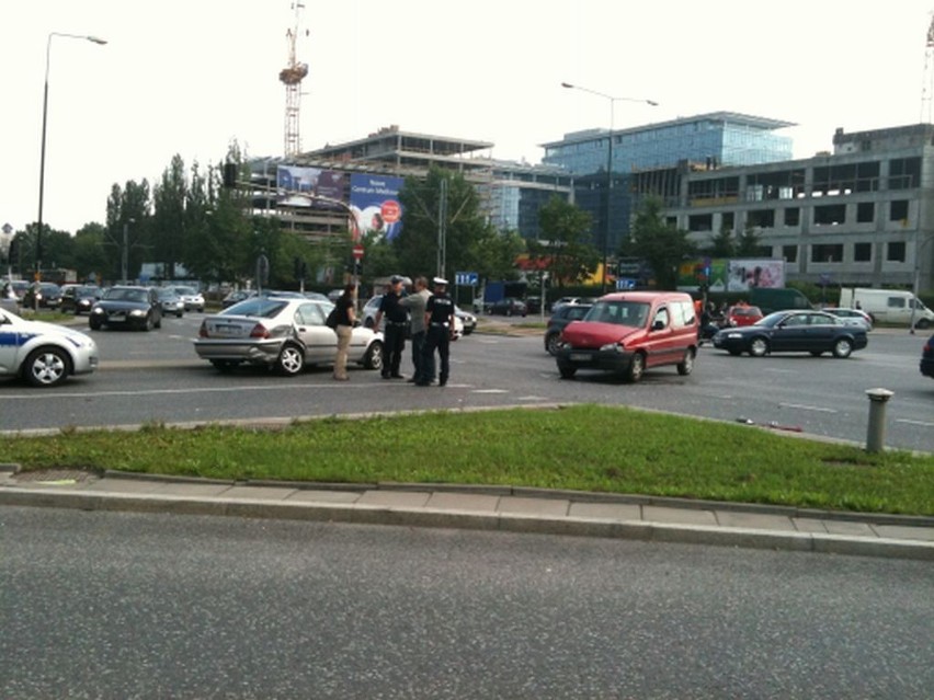 Mokotów: Stłuczka na skrzyżowaniu ulicy Domaniewskiej z Wołoską