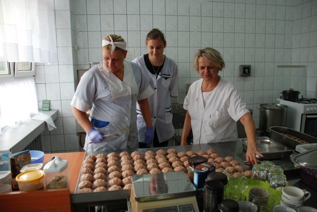 Szefowa kuchni Alina Janiak (od prawej), obok Beata Skonieczka i Katarzyna Łąkowska.