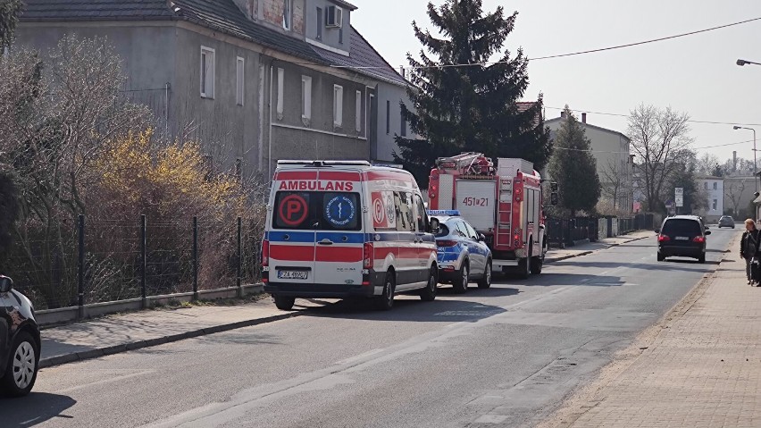 Straż pożarna musiała wejść siłą do mieszkania przy ul. Bohaterów Getta w Żarach. Zasłabła 90-letnia kobieta