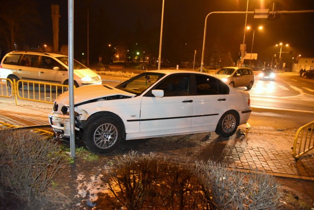 Do wypadku doszło w piątek wczesnym wieczorem na skrzyżowaniu ulicy Kazimierza Wielkiego z ul. Staszica i Ogrodową, tuż przed wjazdem na most drogowy nad Obrą. Zderzyły się tam dwa samochody osobowe - kia i bmw.