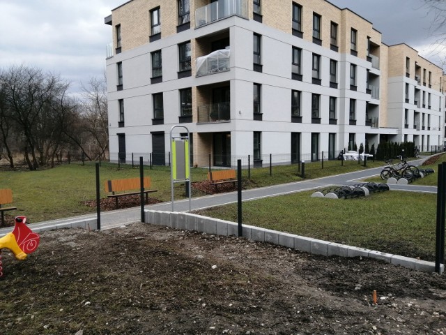 Budowa nielegalnego ogrodzenia przy blokach Lema 5, koło pętli tramwajowej