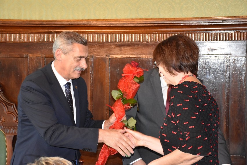 Grodzisk: burmistrz nagrodził dyrektorów i nauczycieli z okazji Dnia Edukacji Narodowej