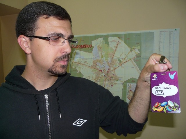 Rami Adam Fares pokazuje swój identyfikator wolontariusza. Teraz to już tylko pamiątka