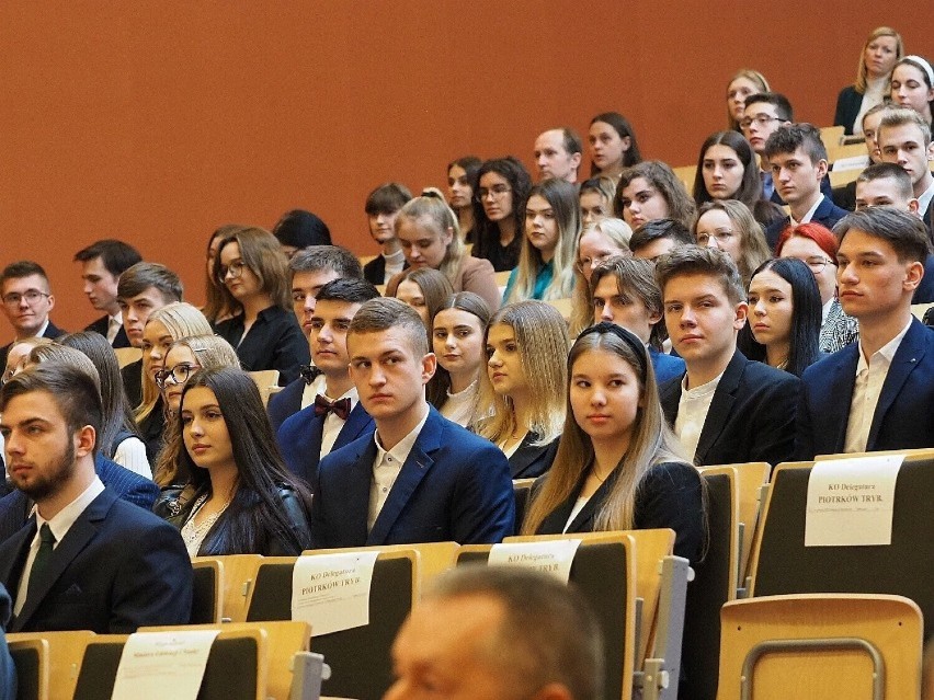 Uczniowie tomaszowskich szkół nagrodzeni stypendiami premiera i ministra edukacji - ZDJĘCIA
