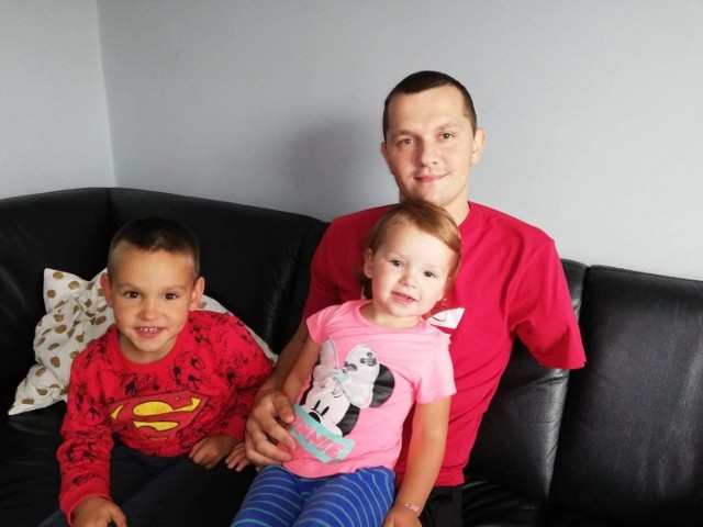 Przemysław Lis jest strażakiem ochotnikiem OSP Kleszczowa i tatą dwójki wspaniałych dzieci. Chce być pomocny jak dawnej, dlatego potrzebuje dobrej protezy ręki.