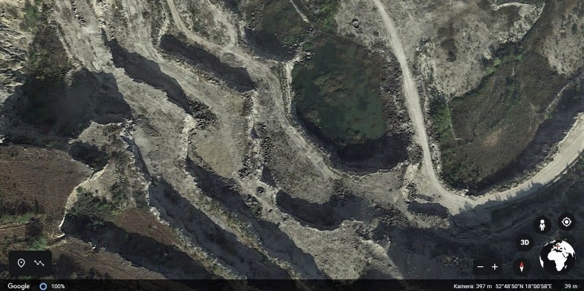 Na zdjęciach Google Earth kopalnia kamienia wapiennego w...