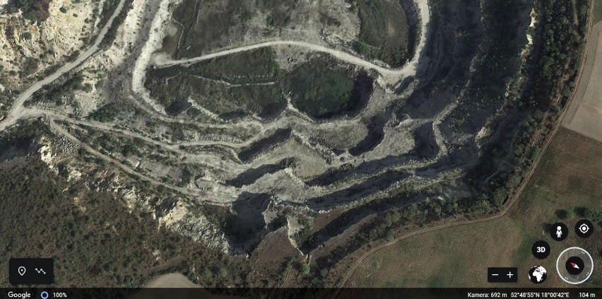 Na zdjęciach Google Earth kopalnia kamienia wapiennego w...