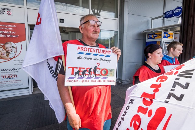 Pracownicy Tesco przy ul. Toruńskiej w Bydgoszczy protestowali dziś, by zwrócić uwagę pracodawców i klientów na pogarszające się warunki zatrudnienia oraz brak zadowalających podwyżek. Protest był prowadzony dziś równolegle w kilku miastach.

Związkowcy ostrzegają, że jeśli ich argumenty nie zostaną uwzględnione, możliwe jest nawet zorganizowanie strajku w sklepach w całej Polsce.