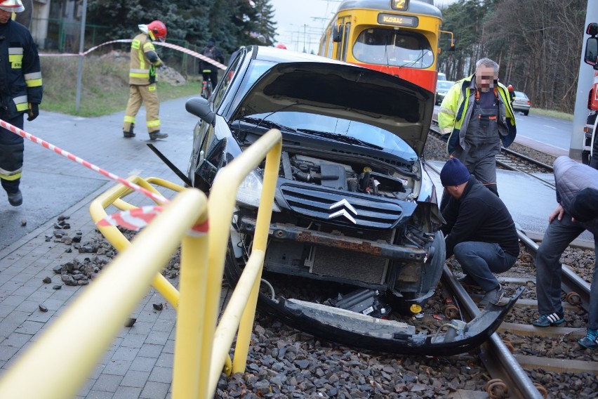 Samochód zderzył się z tramwajem w Grudziądzu. Jedna osoba trafiła do szpitala [zdjęcia]
