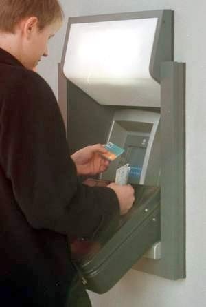 Aby na bieżąco kontrolować wydatki nastolatka, wystarczy sprawdzać operacje na naszym koncie. Można to zrobić nawet w bankomacie.