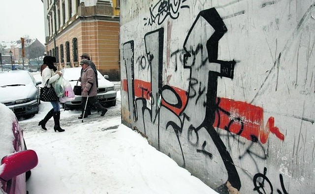 Walka ze szpecącymi malunkami jest nie tylko trudna, ale i bardzo kosztowna