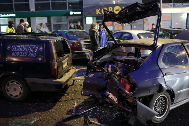 Kolizja przy Al. Armii Krajowej w Piotrkowie. Pijany kierowca zniszczył cztery samochody.