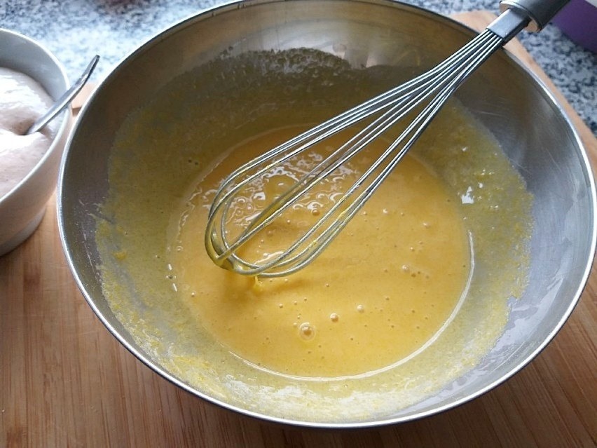 W oddzielnym naczyniu ubij żółtka z cukrem, szczyptą soli...