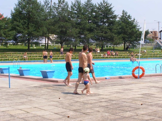 Basen w Dąbrowie czynny jest już od soboty. Także przed południem nie brak tu klientów