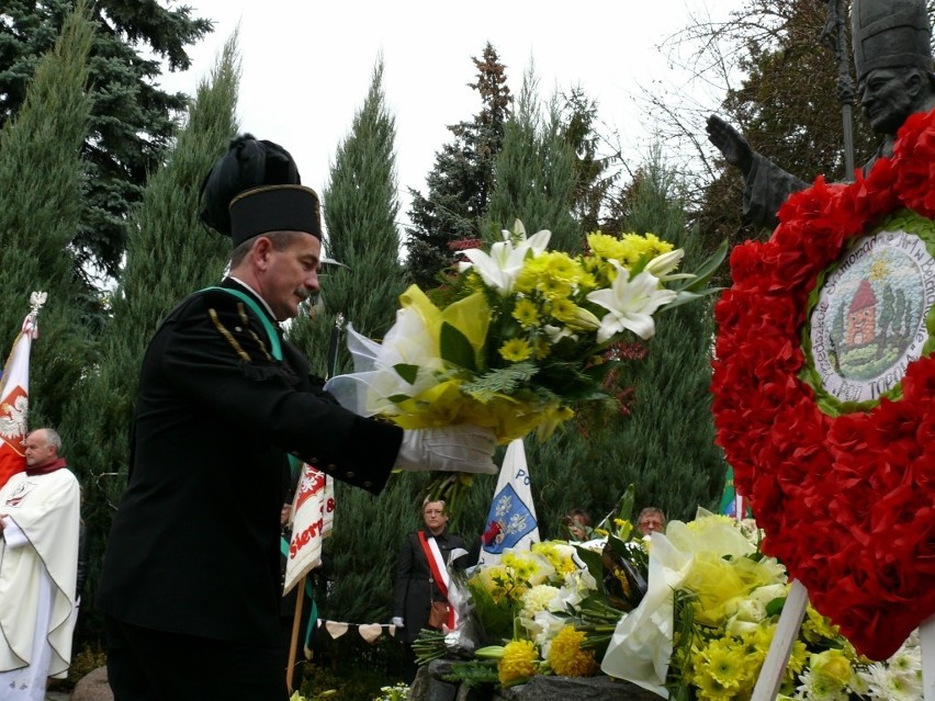 Pod pomnikiem Jana Pawła II złożono kwiaty