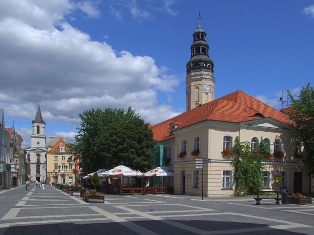 Ratusz; po lewej stronie widoczne jest południowe wejście do kościoła Matki Boskiej Częstochowskiej