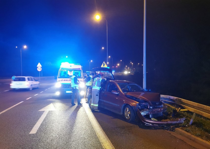 Wypadek w Przemyślu. Na al. Wolności kierujący oplem uderzył w bariery [ZDJĘCIA]