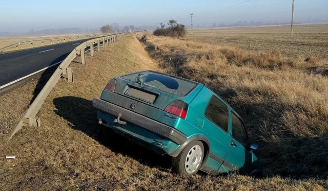 Na nagraniu od naszego Czytelnika widać bardzo niebezpieczną sytuację, do której doszło w środę, 15 lutego, ok. godziny 9 rano na odcinku drogi pomiędzy Ługami Górzyckimi a Kostrzynem nad Odrą. Prawidłowo jadący kierowca volkswagena golfa był zmuszony uciekać na pobocze. Cudem uniknął czołowego zderzenia. Winnym okazał się 21-latek, który uciekł z miejsca zdarzenia. 



