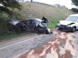 Na drodze wojewódzkiej pod Sierakowicami zderzyły się trzy samochody osobowe - dwoje rannych trafiło do szpitala ZDJĘCIA