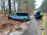 Samochód uderzył w drzewo w okolicach Czarnoszyc, jedna osoba poszkodowana - policja apeluje o ostrożność na drogach zimą!