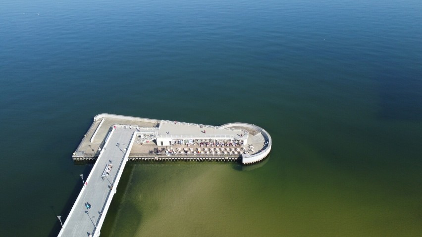 Kołobrzeg, plaża i molo z lotu ptaka. Fantastyczne widoki w marcowe przedpołudnie