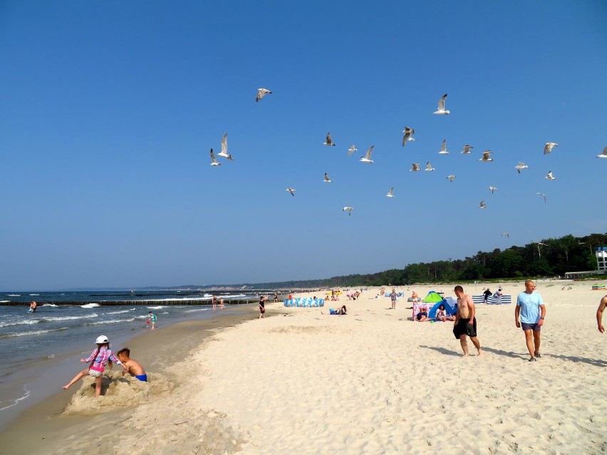 Letnia pogoda na plaży w Ustce. Tłumy turystów i...