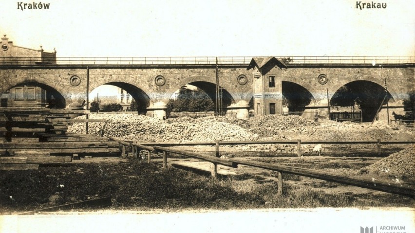 Most kolejowy nad zasypanym korytem Starej Wisły, OK. 1890...