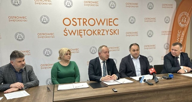 Na zdjęciu od lewej: Artur Majcher naczelnik wydziału inwestycji, Renata Olszańska dyrektor Publicznej Szkoły Podstawowej numer 1 w Ostrowcu Świętokrzyskim, wiceprezydent Artur Łakomiec, prezes zarządu Galicja Sport Leszek Biały i wiceprezydent Krzysztof Kowalski.