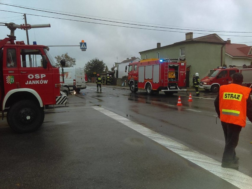 Wypadek w Jankowie Pierwszym. Ciężarówka wjechała w dom