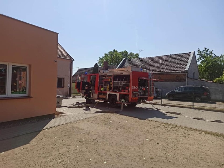 Ćwiczenia ewakuacji szkoły podstawowej w Nądni. OSP  Nądnia,...