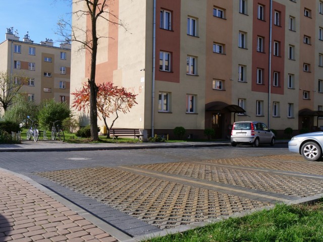 Przy blokach powstały nowe parkingi dla pojazdów