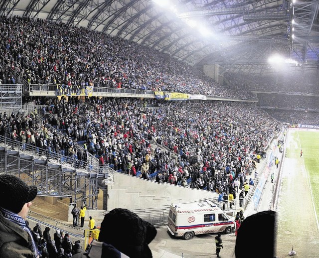 Zdaniem UEFA, przy pełnej obsadzie trybun stadion nie jest do końca bezpieczny