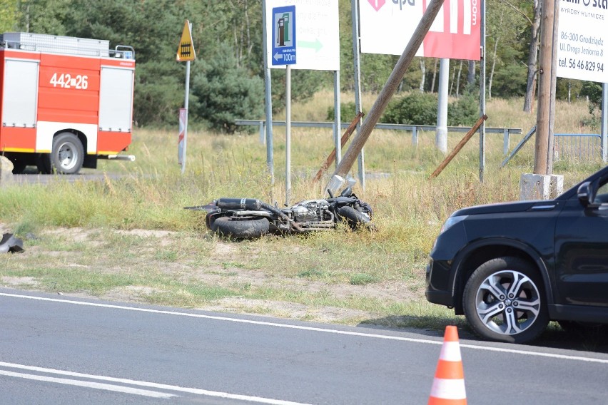 Wypadek motocyklisty z samochodem w Grudziądzu. Jedna osoba poszkodowana [wideo, zdjęcia]