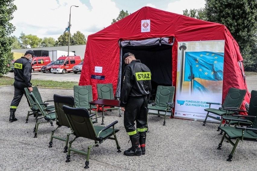 Strażacy otrzymali specjalne namioty pomocne przy działaniach wiązanych z koronawirusem