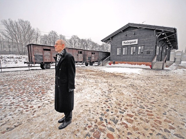 Jens-Jürgen Ventzki po odkryciu prawdziwej historii ojca postanowił przyjechać do Łodzi i spotkać się z żyjącymi jeszcze więźniami getta i ich rodzinami. Zapis spotkania stał się kanwą filmu Piotra Szalszy.