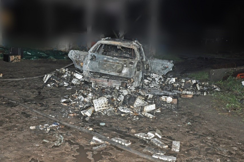 Dorohusk. Zdeterminowani przemytnicy  podpalili samochód z nielegalnymi papierosami – zobaczcie zdjęcia